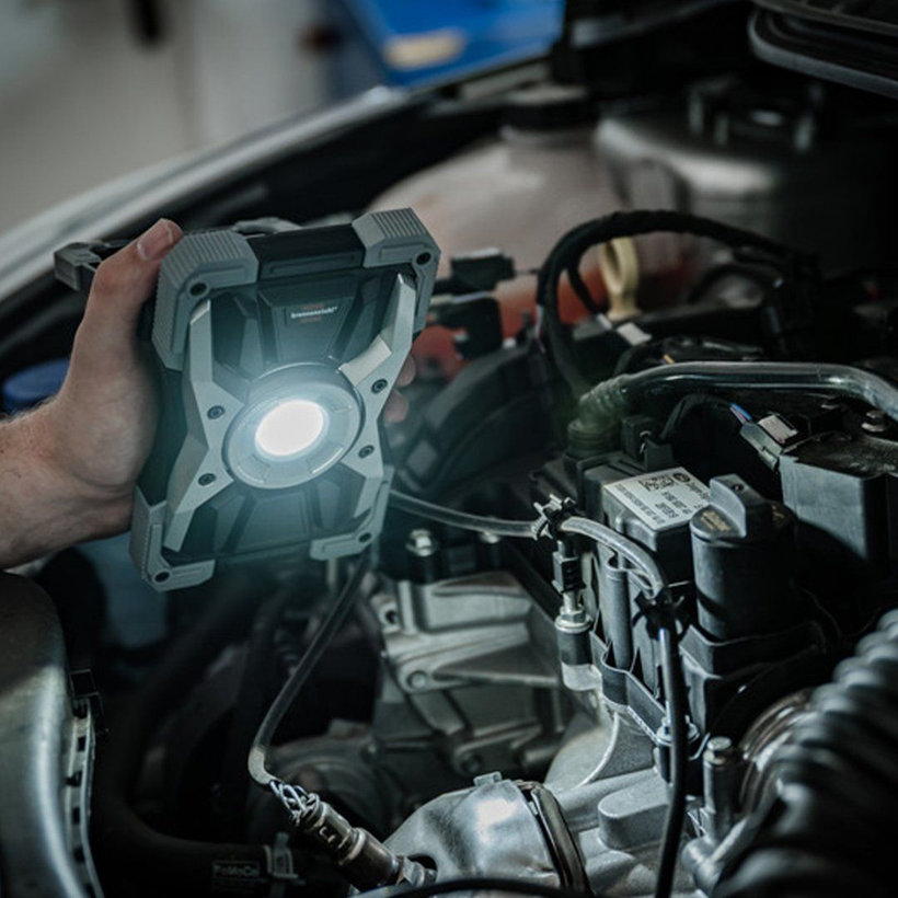 Mobilný nabíjateľný LED reflektor RUFUS 1500 MA