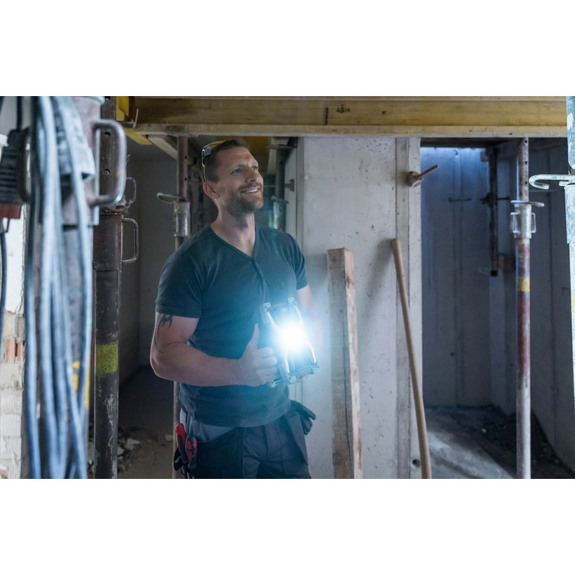 Mobilný nabíjateľný LED reflektor RUFUS 1500 MA