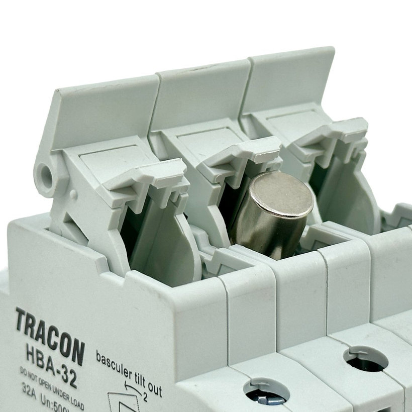 Poistkový odpínač trojpólový