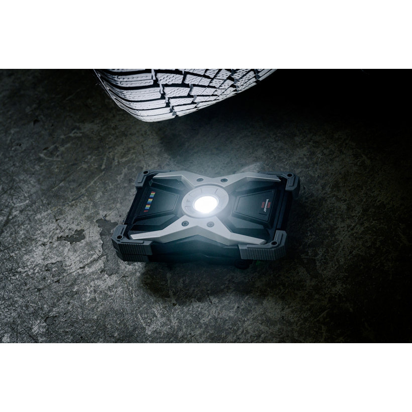 Mobilný nabíjateľný LED reflektor RUFUS 3020 MA s farebným podaním