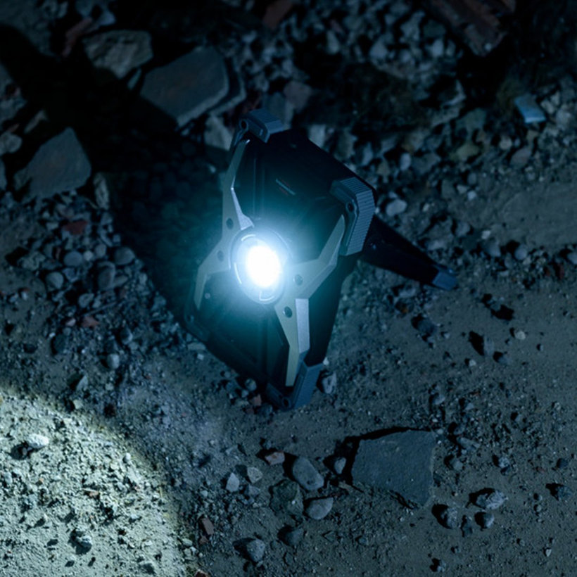 Mobilný nabíjateľný LED reflektor RUFUS 3000 MA