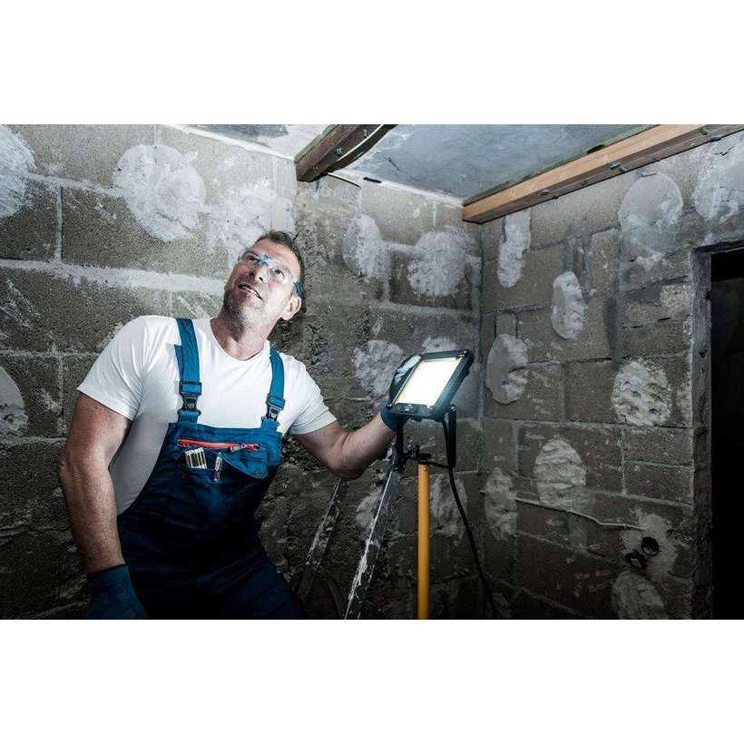 Trojnožkový LED reflektor JARO