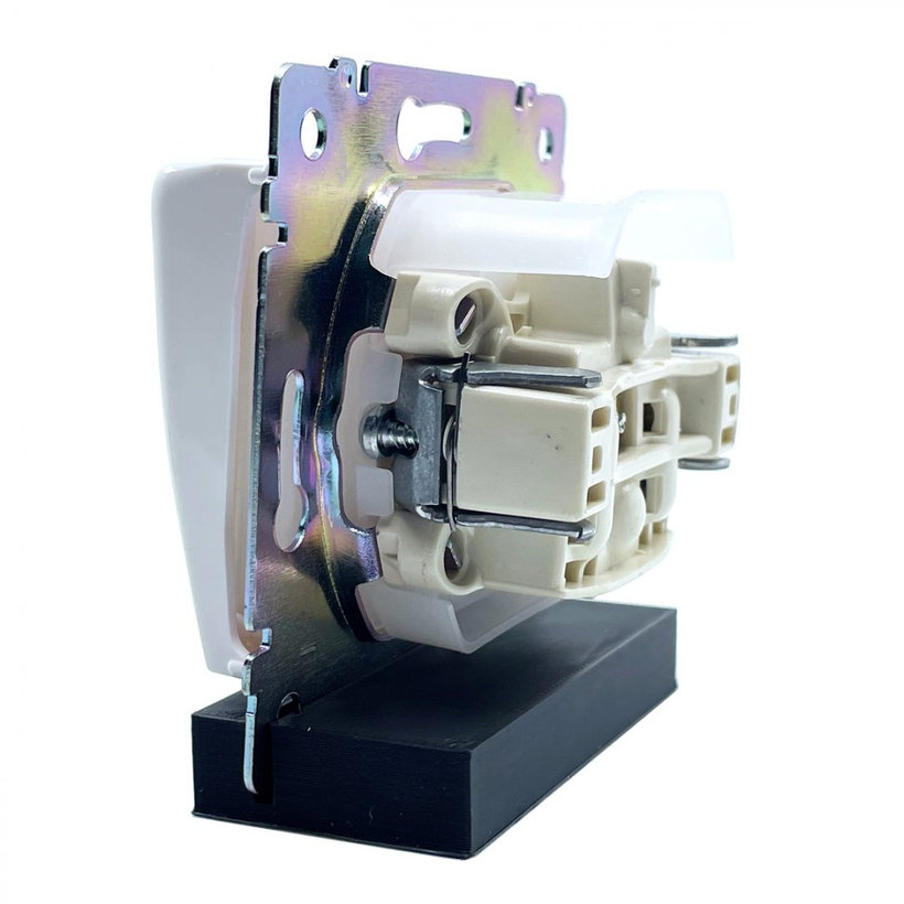 Valena zásuvka s krytom IP44 biela