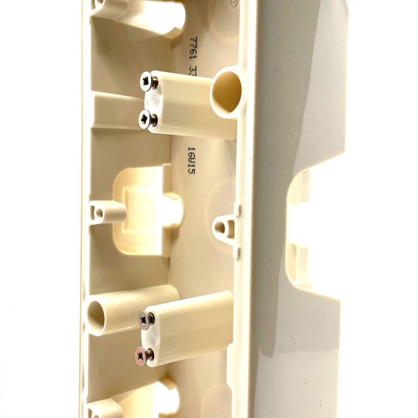 Valena 3 krabica na omietku béžová