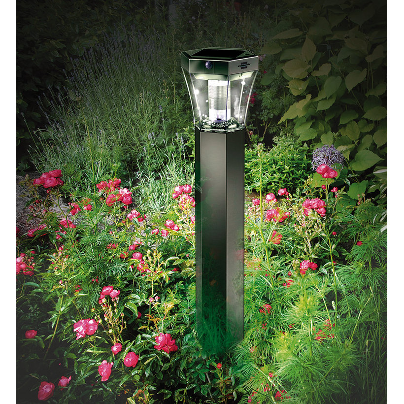 Solárna lampa na osvetlenie chodníka