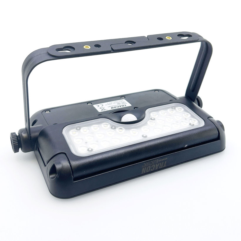 LED reflektor so solárnym panelom a snímačom pohybu