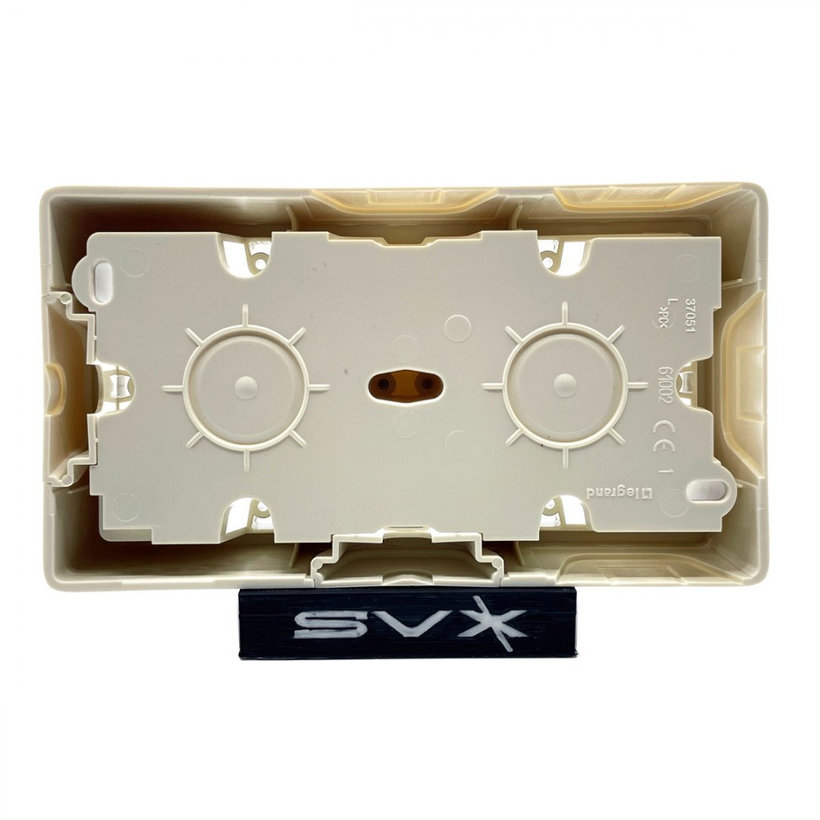 Valena 2 krabica na omietku béžová