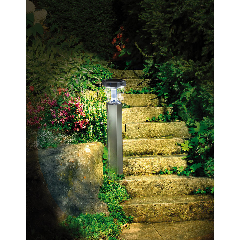 Solárna lampa na osvetlenie chodníka