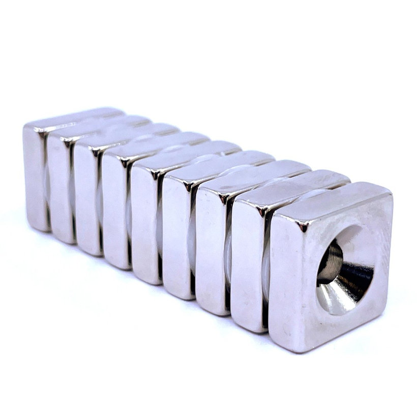 Magnet - kváder s otvorom