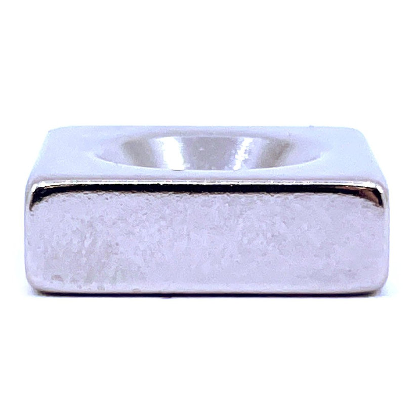 Magnet - kváder s otvorom