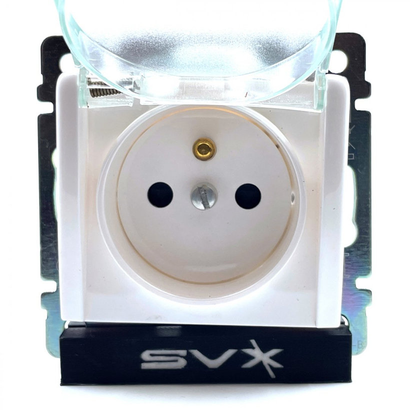 Valena zásuvka s krytom IP44 biela