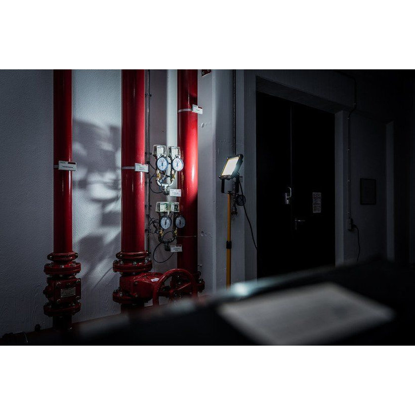 Trojnožkový LED reflektor JARO