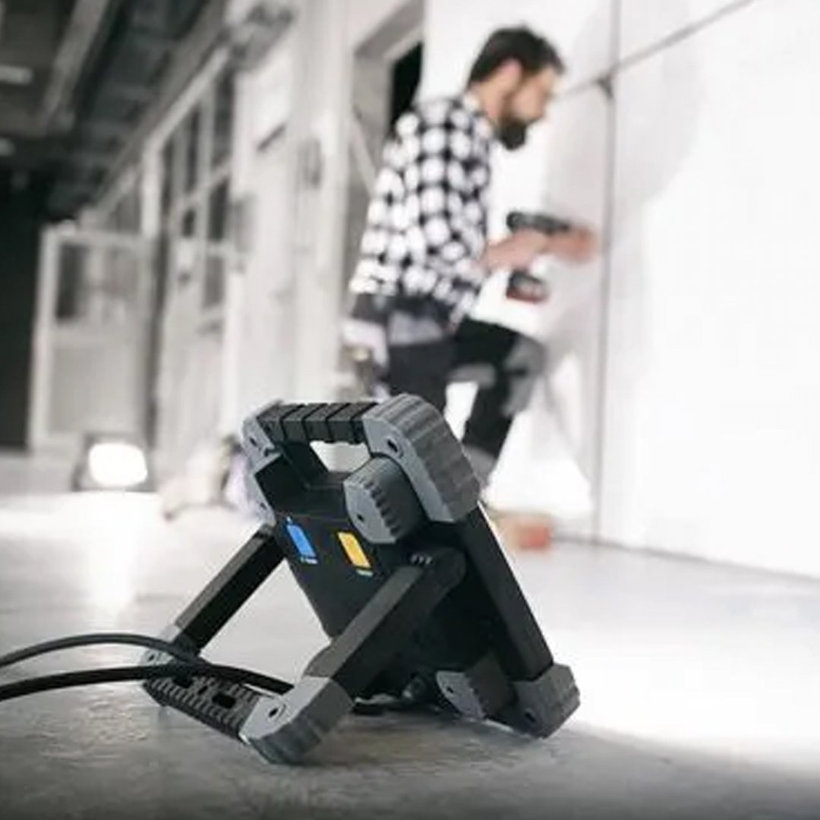 Prenosný LED reflektor TORAN