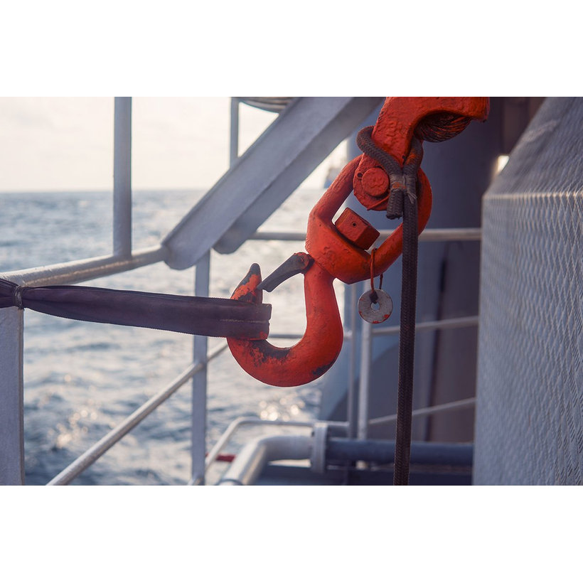 Otočný hák s ložiskom tr 80 červený 1,12T